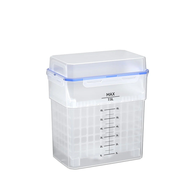 An isometric top-down view of the transparent 7.5L wash bucket for the Elegoo Mercury Plus V3.0. The perspective highlights the volume markings (1L to MAX 7.5L), the blue lid seal, and the internal structure of the grid base.